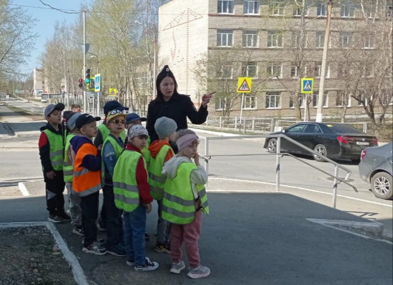 Практические занятия «Пешеходный переход» провели сотрудники Госавтоинспекции Кировграда с дошкольниками  сотрудники Госавтоинспекции